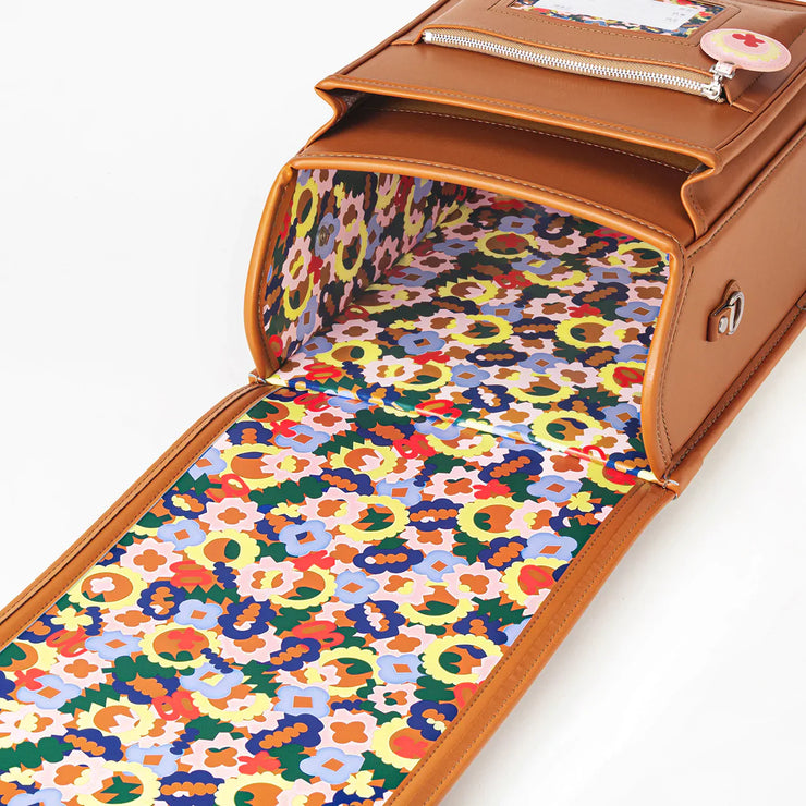 鮮やかな絵をあしらった内装