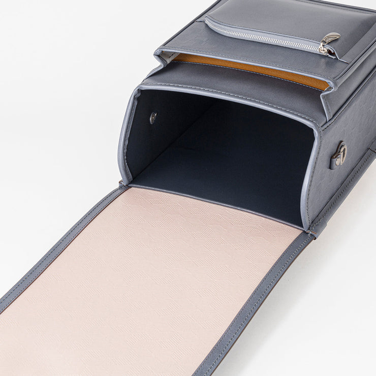 フタ裏にも細やかな文様の型押しを