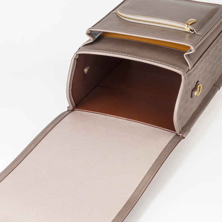 フタ裏にも細やかな文様の型押しを