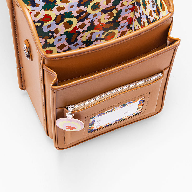 ファスナーは、本体と同系色