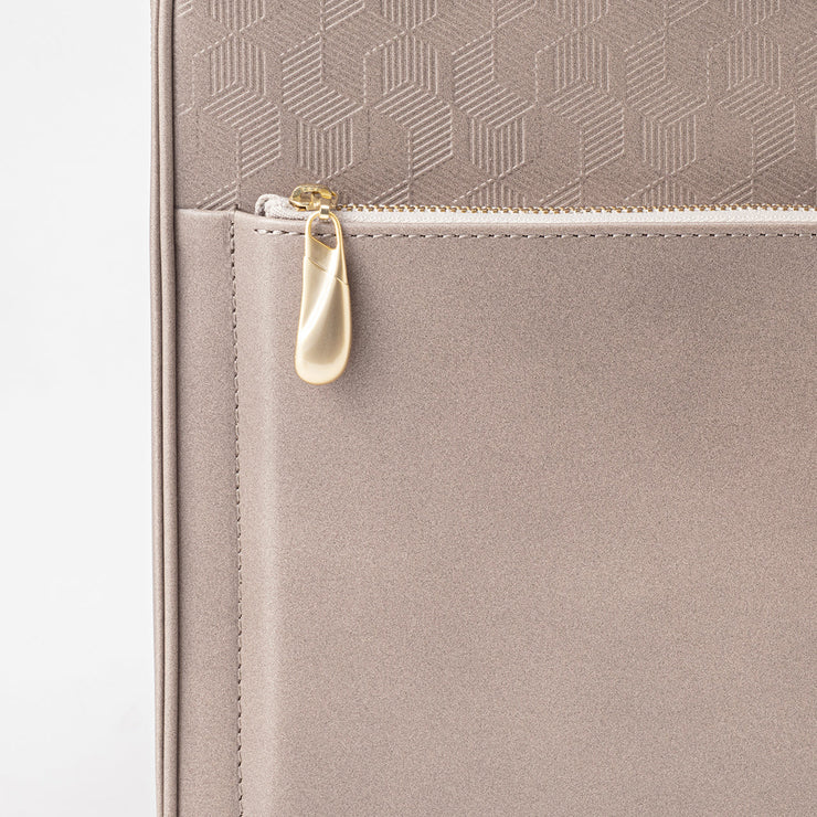 有機的な曲線をあしらった引き手