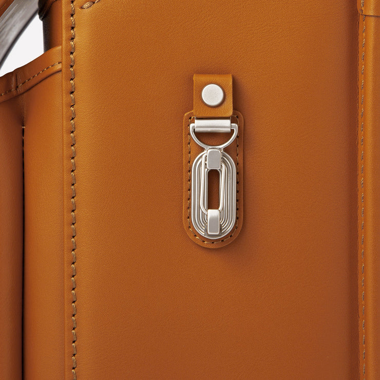 波紋のような円をあしらったオリジナルの金具