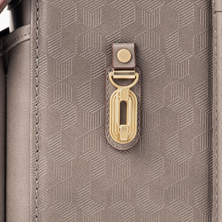 波紋のような円を重ねたオリジナルの金具