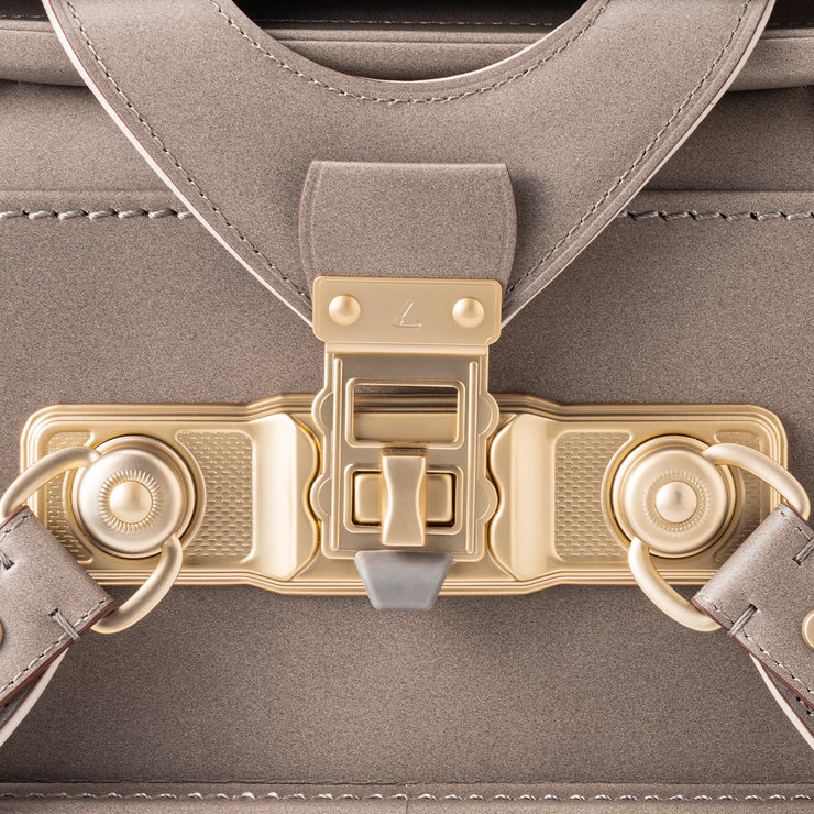 シンプルな構造で壊れにくい手動のマグネット錠