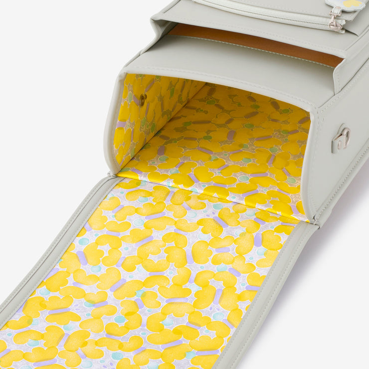 内装は、ミナ ペルホネン描き下ろしの絵柄