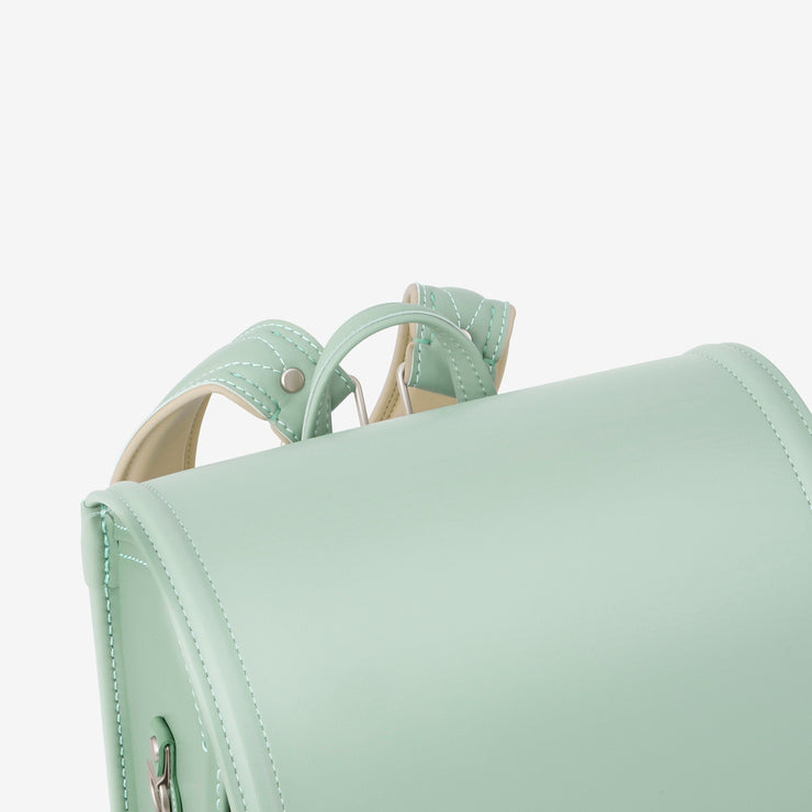 ロッカーへの出し入れや、持ち運びに便利な持ち手