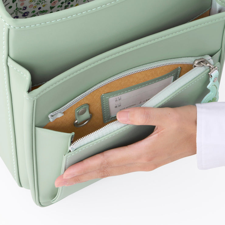 大容量ポケット（名前カードとキーフックは内側に）