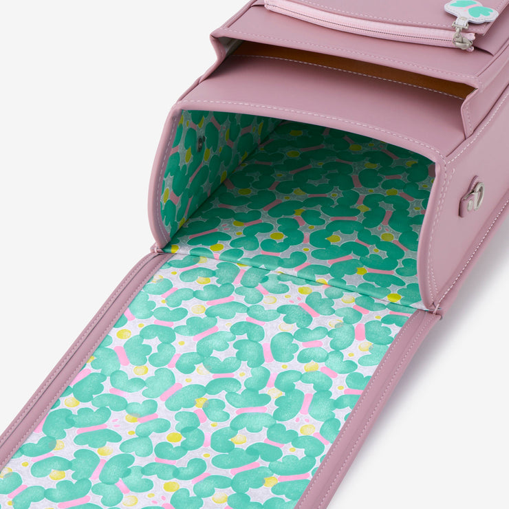 内装は、ミナ ペルホネン描き下ろしの絵柄