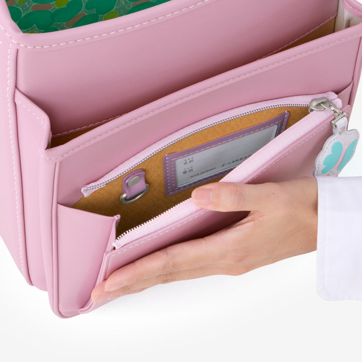 大容量ポケット（名前カードとキーフックは内側に）