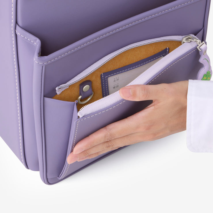 大容量ポケット（名前カードとキーフックは内側に）