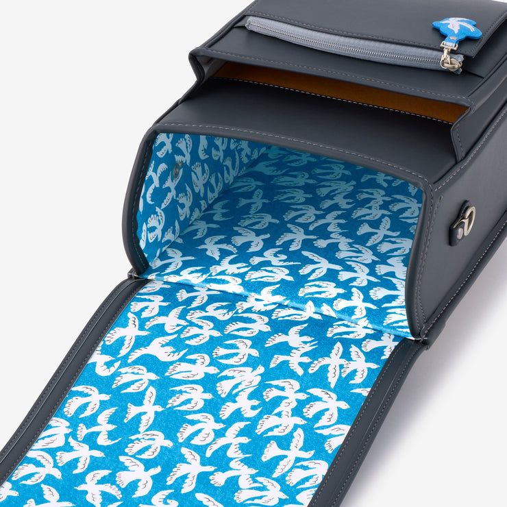 内装は、ミナ ペルホネン描き下ろしの絵柄