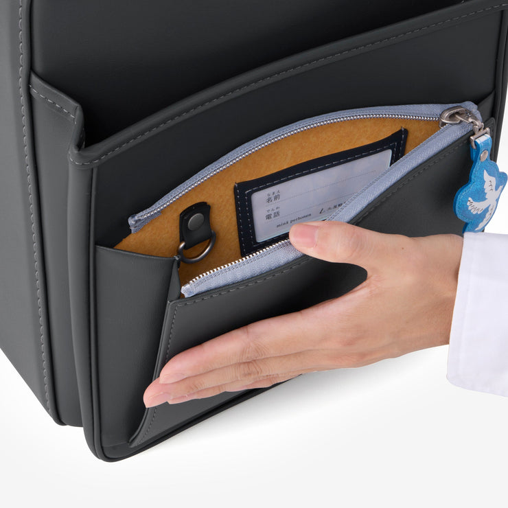 大容量ポケット（名前カードとキーフックは内側に）