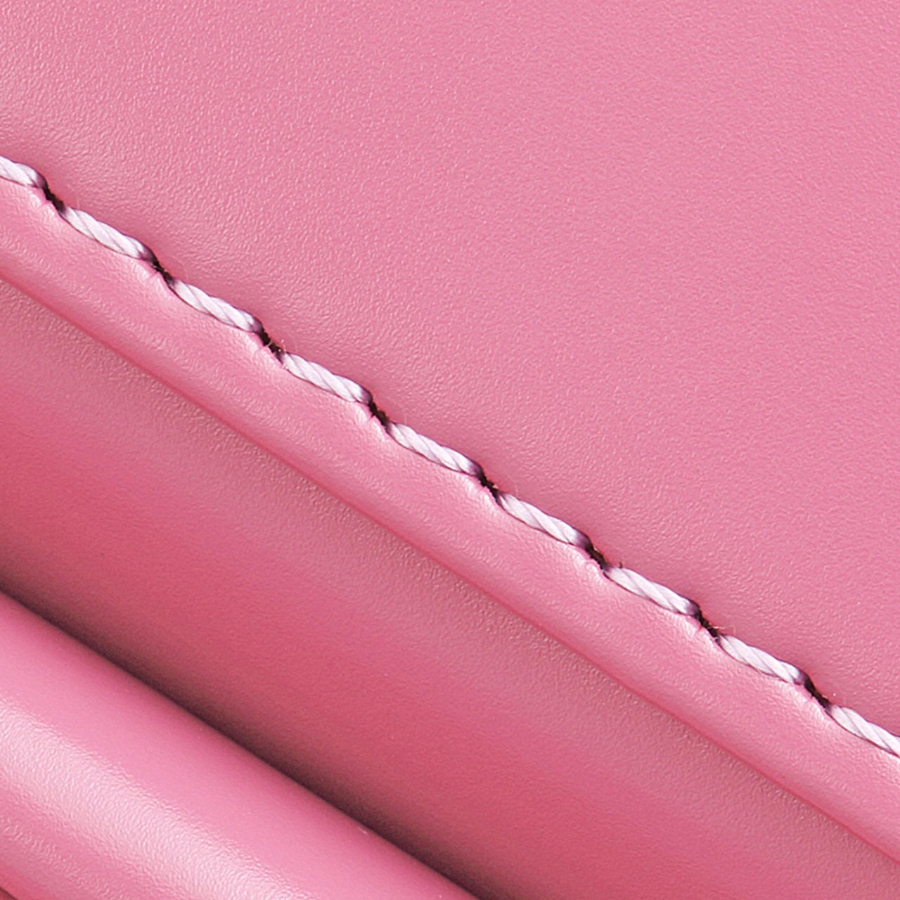 ステッチは、本体色を引き立てるペールピンク